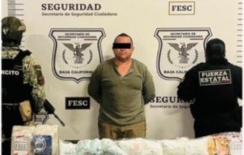 Hombre se estaciona con intermitentes prendidas y termina detenido por llevar fentanilo en Baja California