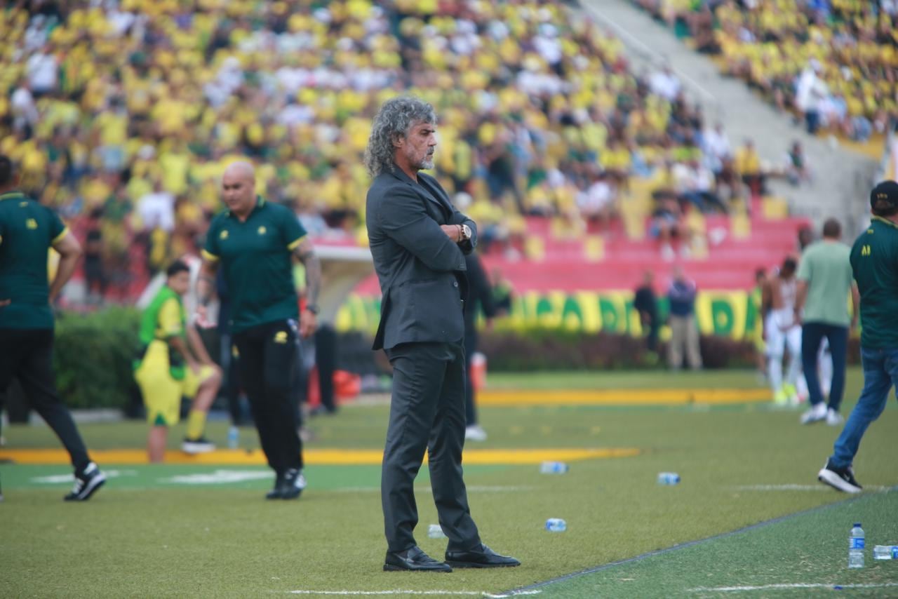 Leonel Álvarez pasaba por un mal momento con el Atlético Bucaramanga en la Liga BetPlay, al salir de los ocho primeros puestos - crédito Colprensa