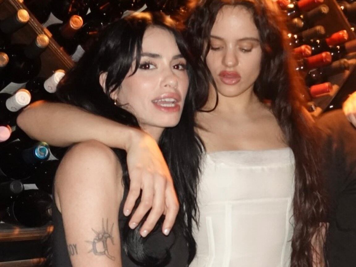 “Rosalía en Argentina”, escribió la cantante de “Fanático” y “Payaso” con fotografías en las que aparece abrazada a la cantautora española en la cava de un restaurante