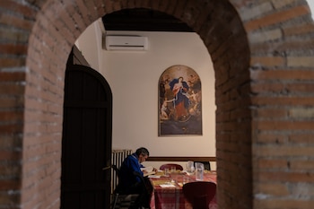 Un hombre lee mientras espera