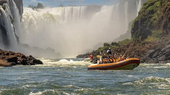 Tragedia en las Cataratas del Iguazú: un barco con turistas volcó en el río y un joven neerlandés murió