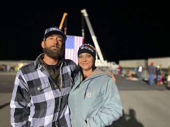 Raymond y Chasity Pawvlik, de Savannah (Georgia), posan para una foto en un mitin del presidente Donald Trump en Valdosta, Georgia (REUTERS/Nathan Layne)