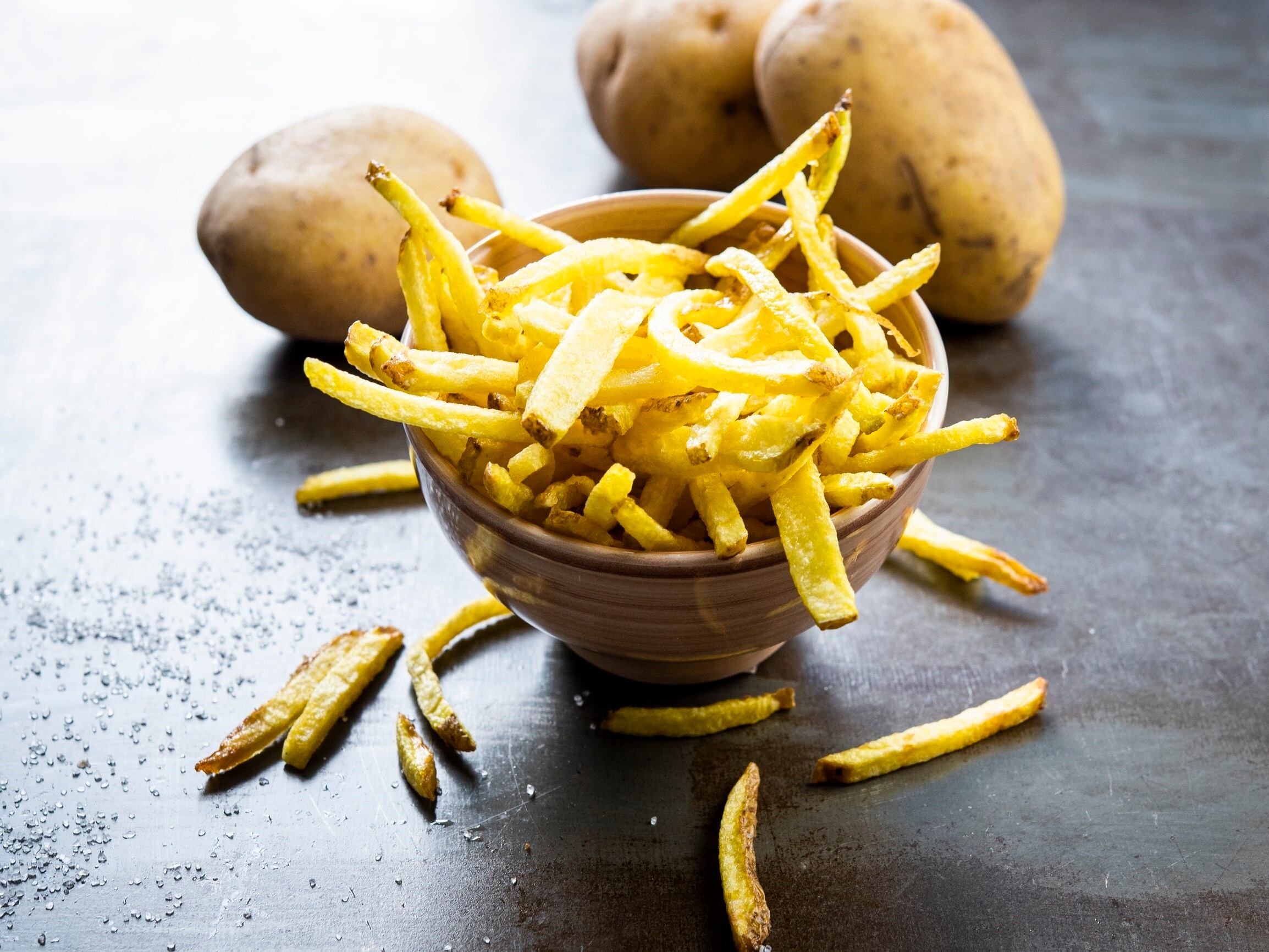 Las papas fritas caseras suelen ser más saludables que las de las cadenas de comida rápida, ya que permiten controlar la calidad de los ingredientes y la cantidad de sal y aceite utilizados (MARCU OVIDIU/ep)
