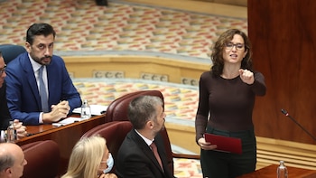 En directo | La muerte de Maricarmen centra la bronca en la Asamblea de Madrid: “Resulta que es desahuciada con una ley socialista pero la culpa es de Ayuso”