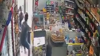 Video: un comerciante enfrentó con