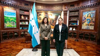 La presidenta de Honduras toma