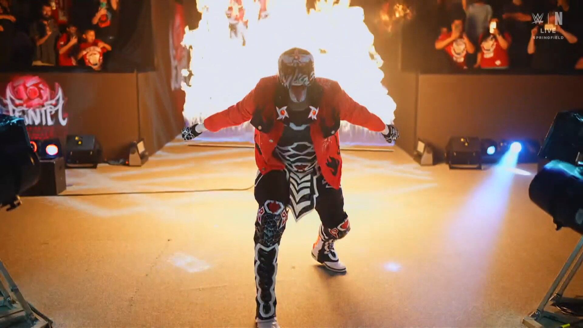 El enmascarado haciendo su tradicional entrada con su saludo de Zero Miedo.