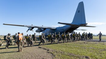 Paracaidistas camino al Hércules C-130