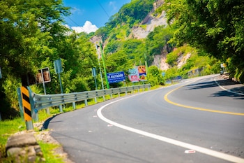 La modernización de los caminos rurales en El Salvador ha permitido que Fovial pavimente rutas de tierra y conecte comunidades que permanecieron aisladas. (Foto cortesía FOVIAL El Salvador)