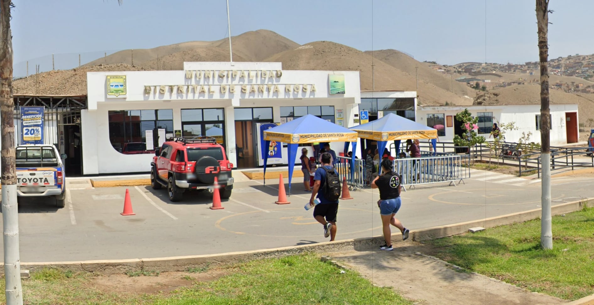 La sede de la Municipalidad Distrital de Santa Rosa atiende a los vecinos en el distrito limeño previo a las elecciones municipales.