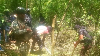 Hallaron dos fosas con cuerpos en descomposición en Ecuador