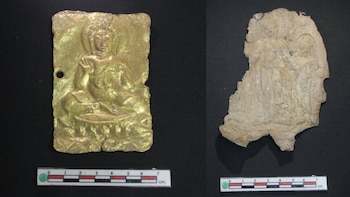 Una placa de oro y un panel de plomo o estaño encontradas bajo la estatua de un Buda reclinado, en Tailandia. (Departamento de Bellas Artes de Tailandia)