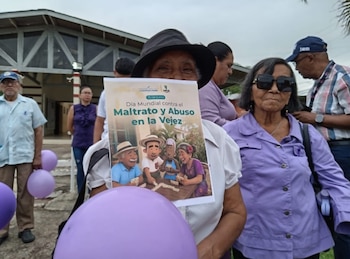 Personas mayores piden respeto, solidaridad y empatía mediante una cadena humana realizada en la región de salud de la provincia de Coclé. (Cortesía)
