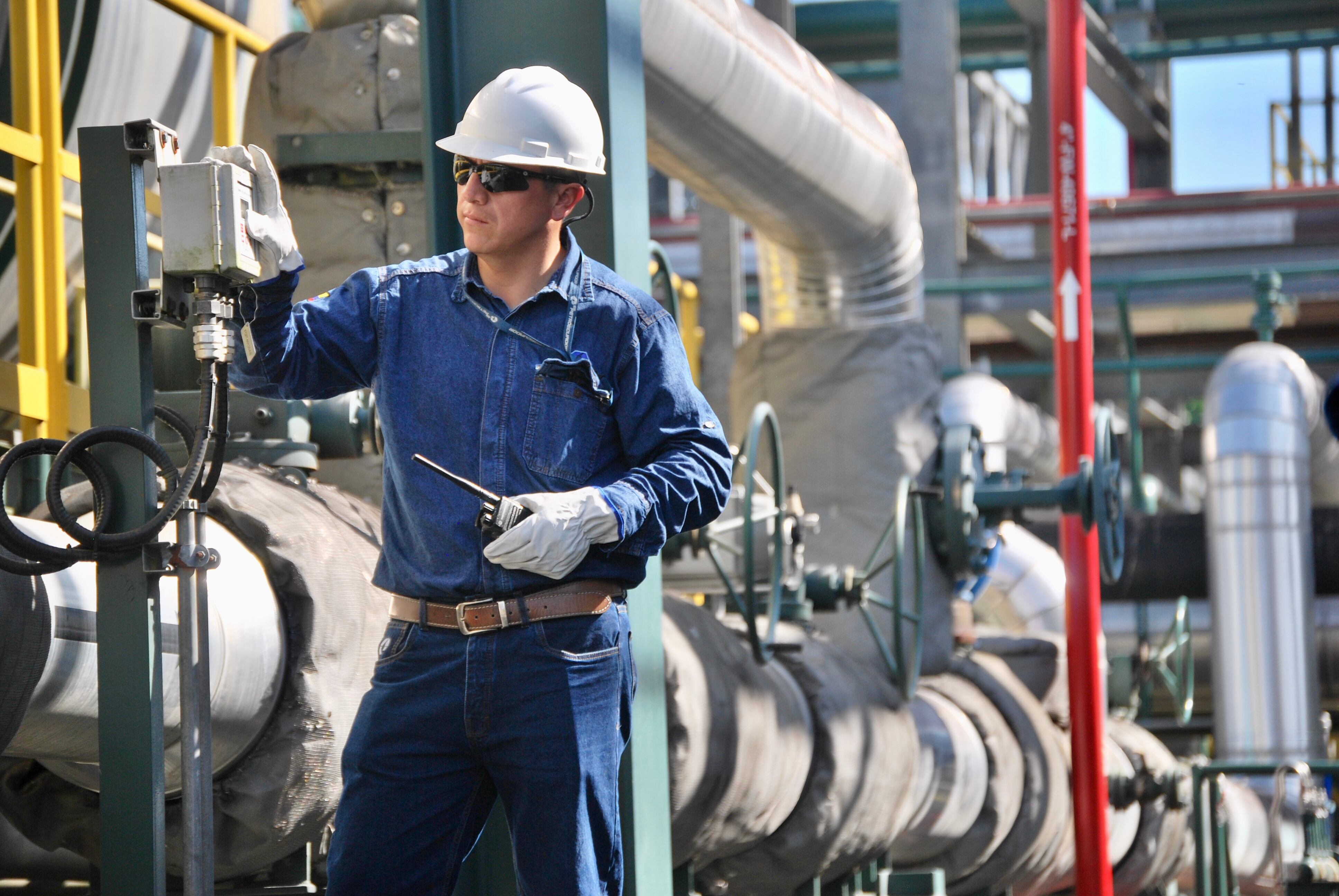 Un trabajador de la estatal Petroecuador revisa uno de los sistemas de procesamiento del Bloque 43-ITT, en el Parque Nacional Yasuní (Ecuador), en una fotografía de archivo. EFE/Fernando Gimeno