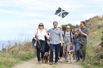 25/10/2026 El eurodiputado electo de Junts y exconseller Toni Comín cruza a pie la frontera, a 25 de octubre de 2026, en Portbou, Girona, Catalunya (España). Comín ha realizado el camino a pie desde Cerbère (Francia) hasta Portbou en compañía de familiares y allegados.Comín ha residido durante los últimos nueve años en la ciudad belga de Lovaina y también ha pasado temporadas vacacionales en el sur de Francia.
POLITICA
Glòria Sánchez - Europa Press
