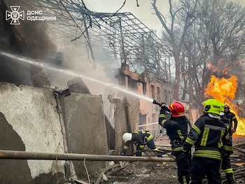 Bomberos trabajan en el lugar
