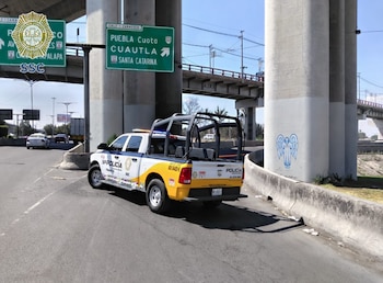Un tráiler volcó en el Puente de la Concordia y provocó afectaciones en Zaragoza.