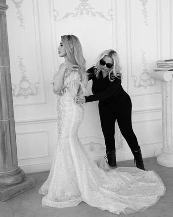 Emma Coronel junto a la