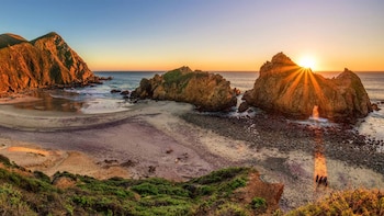 Seis playas del mundo que sorprenden por su arena de colores poco comunes
