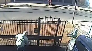 El agresor gatilló delante de