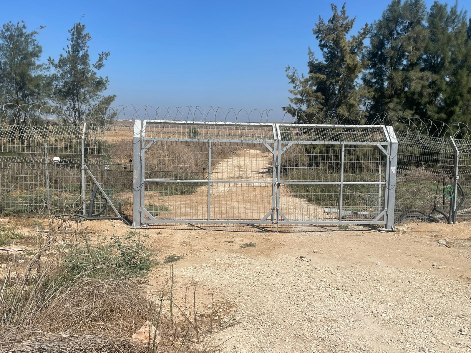 La entrada del barrio de los jóvenes en el kibbutz Kfar Aza por el que s einfiltraron los terroristas el 7 de octubre.