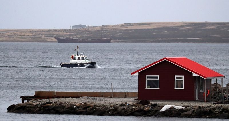 Imagen de archivo de un bote aproximándose a la costa en Puerto Argentino, en Islas Malvinas. REUTERS/Marcos Brindicci