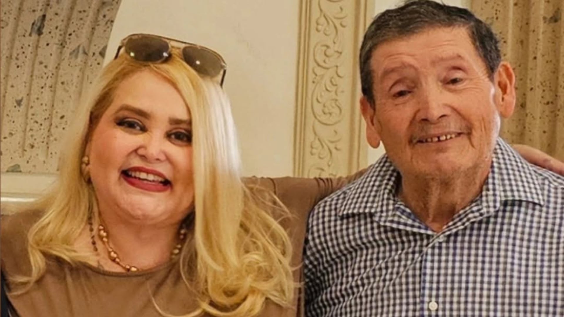 La actriz y cantante Sheyla Tadeo posa junto a su padre, cuyo fallecimiento dio a conocer públicamente. (Instagram: Sheyla Tadeo)