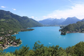 Lago Annecy, en Francia (Adobe