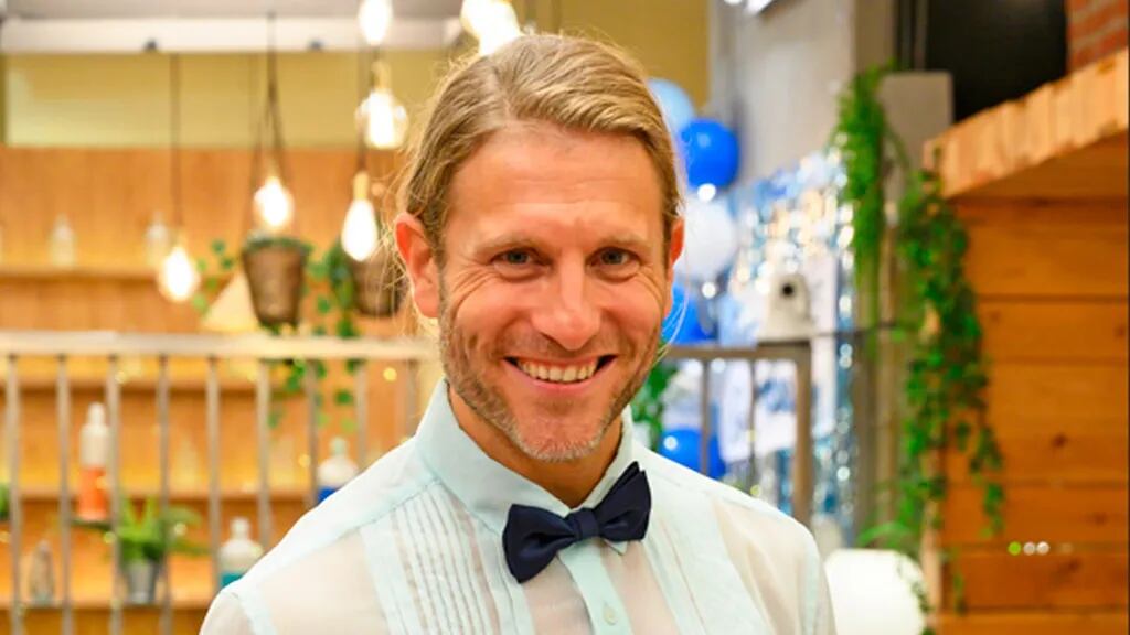 Matías Roure como el barman del exitoso programa de citas First Dates ganó una enorme popularidad (Cuatro)