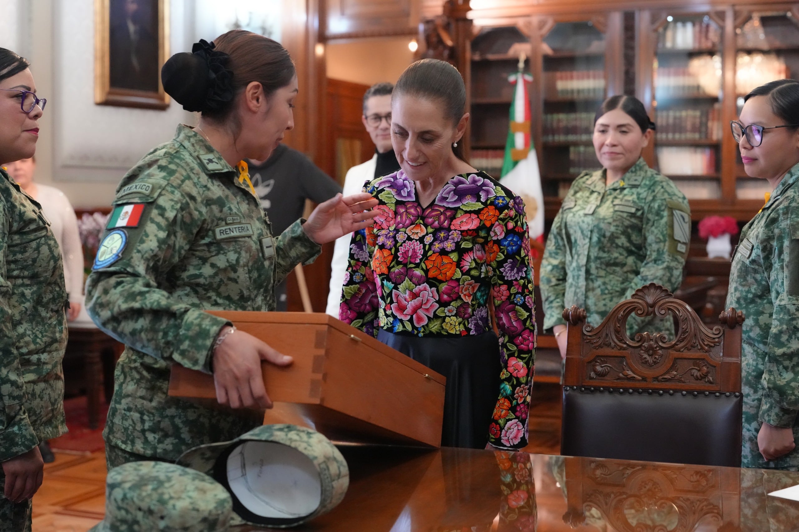 El estuche de madera de cedro rojo forrado con paño negro resguarda la banda presidencial elaborada por la Dirección General de Fábricas de Vestuario y Equipo de la Sedena. (Foto: Presidencia)