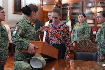 El estuche de madera de cedro rojo forrado con paño negro resguarda la banda presidencial elaborada por la Dirección General de Fábricas de Vestuario y Equipo de la Sedena. (Foto: Presidencia)