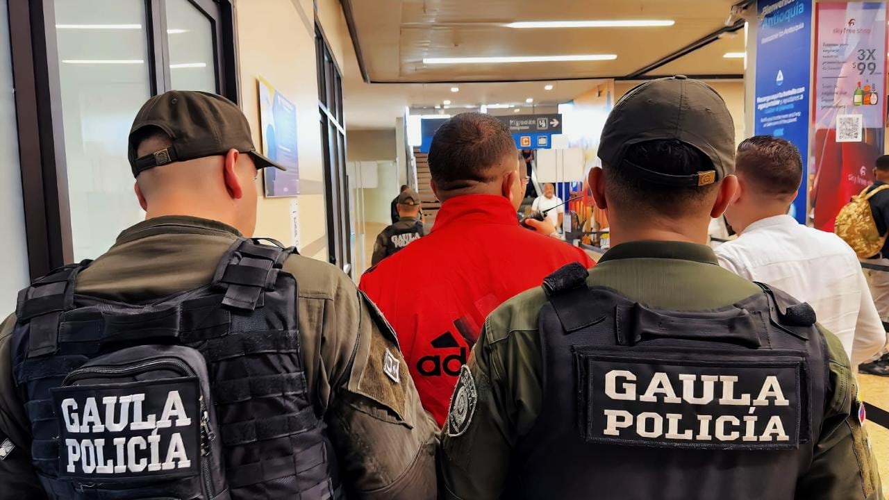 Agentes de la Policía Nacional notifican al presunto cabecilla de la “Oficina de la Costa Bolívar” sobre su orden de captura por delitos de homicidio y extorsión agravada - crédito Policía Nacional