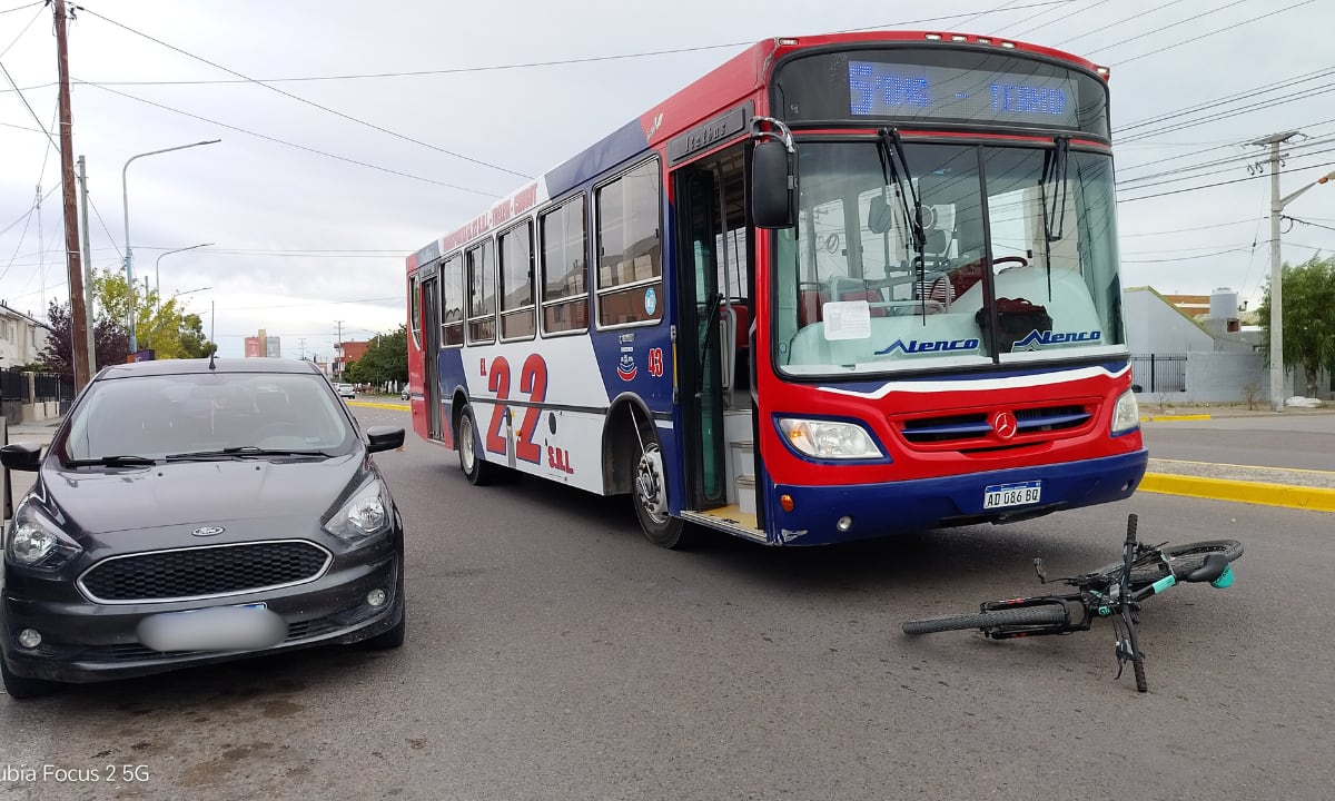 El chofer del colectivo, Néstor López, logró frenar a tiempo y evitó consecuencias mayores durante el accidente con el ciclista