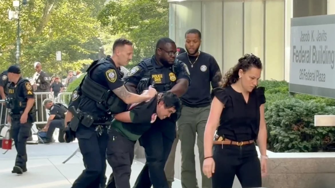 Le niegan la libertad bajo fianza al exsoldado acusado de un violento ataque incendiario frente a la sede federal de ICE en Manhattan