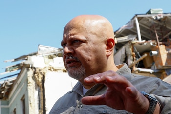 El fiscal de la Corte Penal Internacional (CPI), Karim Khan, durante una visita al hospital infantil Ohmatdyt en Kiev, Ucrania, luego de un ataque con misiles rusos (REUTERS/Valentyn Ogirenko/File Photo)