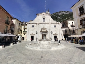 En Pacentro se pueden visitar numerosos puntos turísticos, entre ellos la Iglesia de Santa María la Mayor. (Wikimedia)