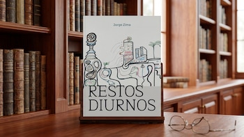 Libro "Restos Diurnos" de Jorge Zima en soporte de madera sobre escritorio, con ilustración abstracta en portada. Gafas en primer plano y estanterías antiguas con libros al fondo