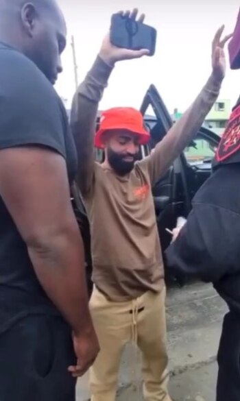 Arcángel siendo intervenido por la