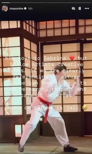 La cantante británico-japonesa señaló el uso inapropiado de zapatos sobre tatamis en una escenografía con temática japonesa. (Instagram/Rina Sawayama)
