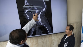 Cirujanos logran que paciente recupere la movilidad tras extirpar tumor cervical de alto riesgo