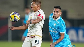 Edison Flores controlando una pelota mientras Martín Távara va al cierre. - Crédito: Liga 1