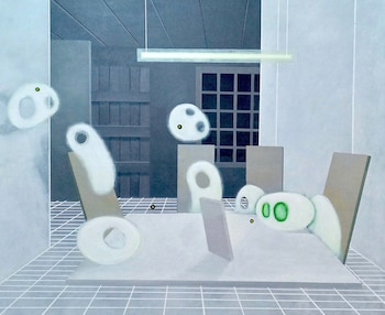 Pintura abstracta que muestra formas orgánicas blancas con centros verdes y amarillos, flotando y en el suelo de una habitación gris con un patrón de cuadrícula y una ventana