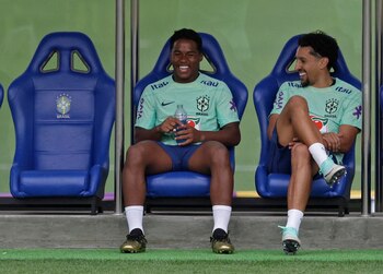 Endrick dialoga con Marquinhos en la práctica del seleccionado de Brasil de cara al choque frente a Argentina por Eliminatorias (REUTERS/Ricardo Moraes)