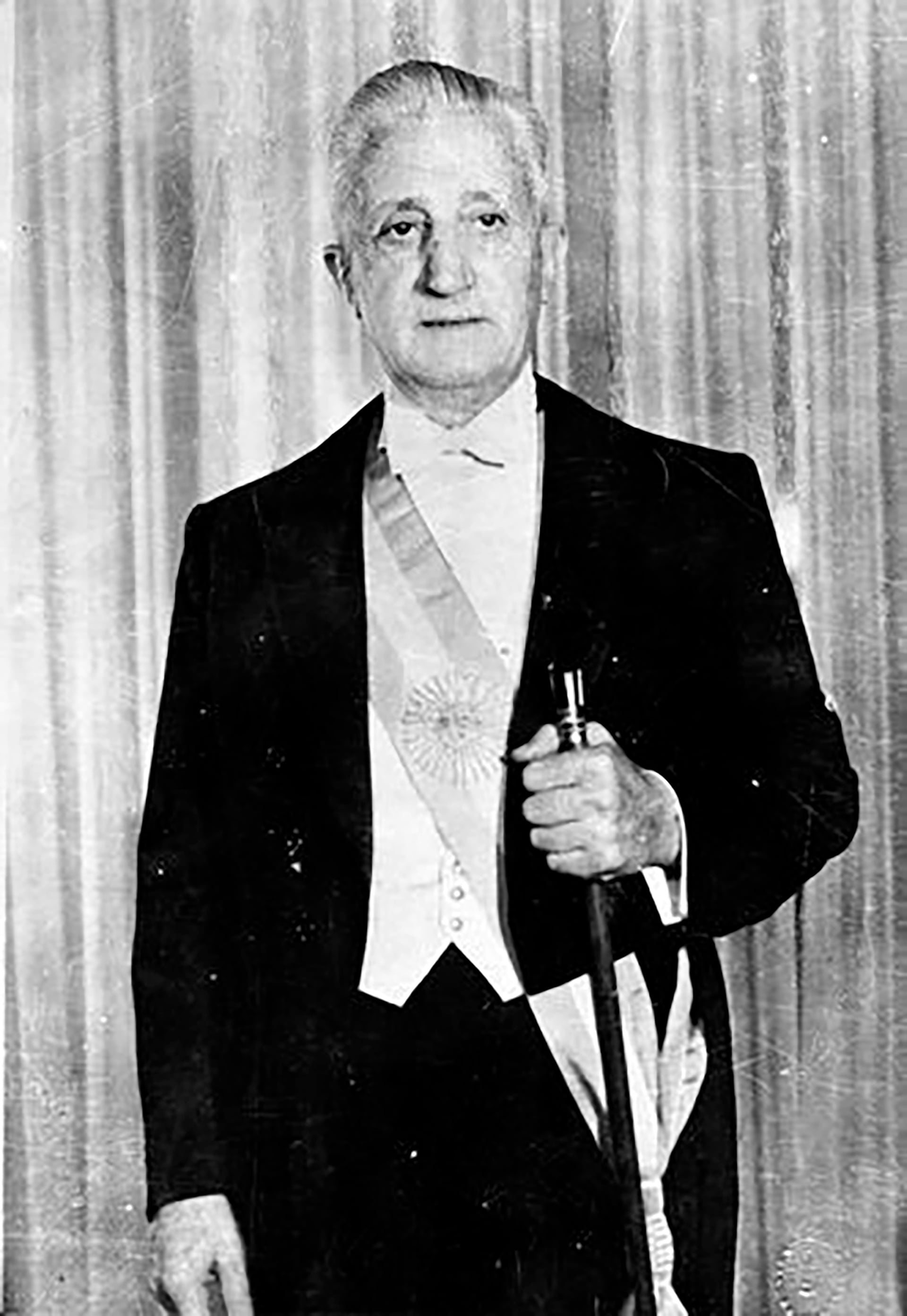 Illia había asumido el 12 de octubre de 1963. Era un radical nacido en Pergamino y que, cuando se recibió de médico, se radicó en Cruz del Eje
