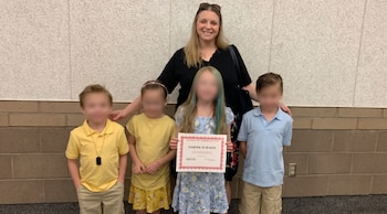 Mujer sonriente con gafas de sol sobre la cabeza, cuatro niños con caras borrosas, una niña sostiene un certificado con el nombre Harper Harmon