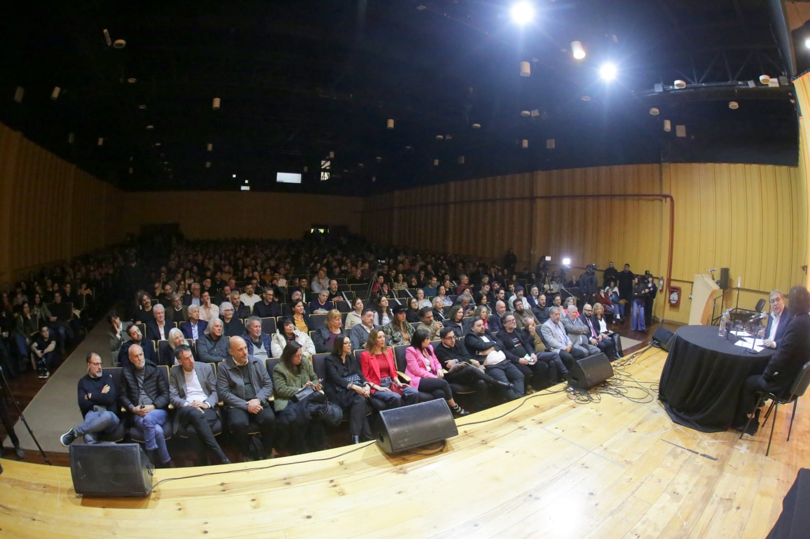 Alejandro Dolina y Gabriel Rolón dialogaron este viernes por la noche en una colmada aula magna de la Facultad de Ciencias Sociales de la UBA, en el barrio porteño de Constitución