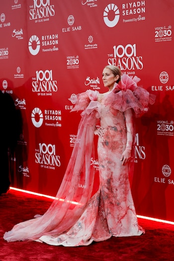 El vestido de tul con aplicaciones florales en tonos rosados y rojizos de la Temporada 1001 de Elie Saab en Riad, Arabia Saudita, evidencia el gusto de Céline Dion por la tendencia romántica y los detalles artesanales (REUTERS/Hamad I Mohammed)