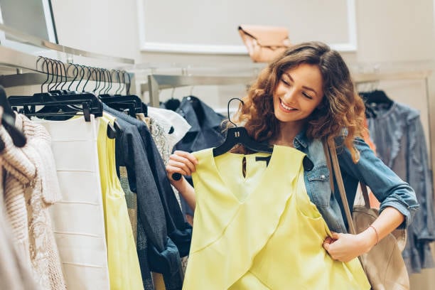 Pinterest, Amazon y WGSN aceleraron la expansión del amarillo mantequilla, cuyas búsquedas globales subieron 324 % interanual entre febrero y mayo