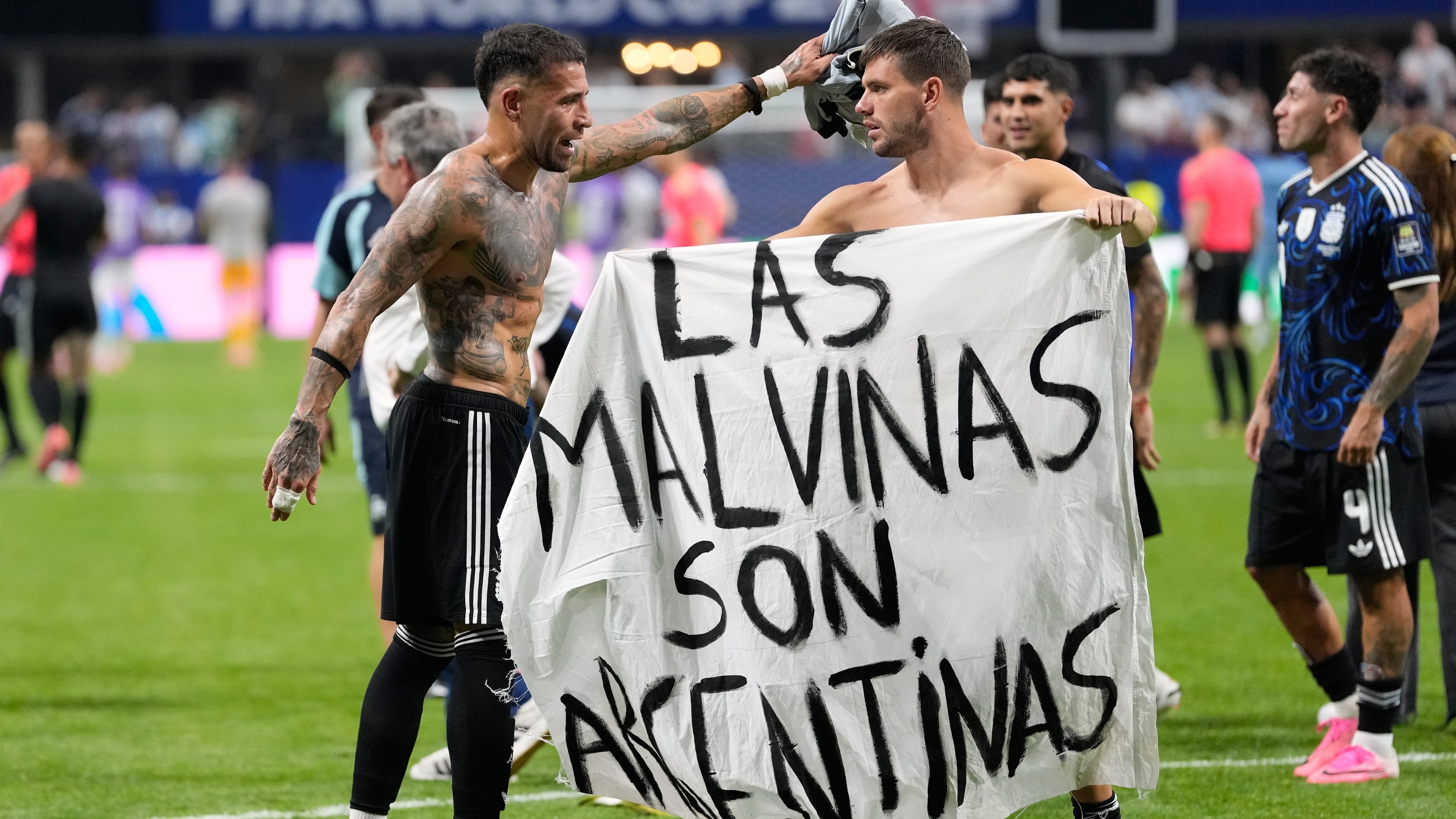 El volante argentino Giovani Lo Celso sostiene la bandera con la frase