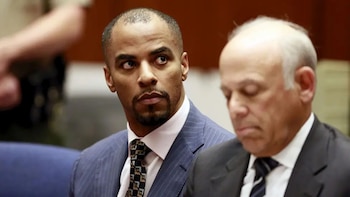 Darren Sharper, excampeón del Super Bowl condenado por violación, deja la cárcel federal en su camino a la libertad definitiva
